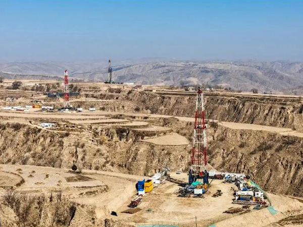 The oil and gas equivalent production of Changqing Oilfield has rapidly exceeded 10 million tons.(图1) The oil and gas equivalent production of Changqing Oilfield has rapidly exceeded 10 million tons.(图1)